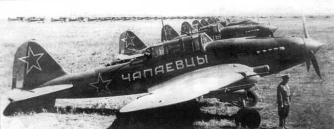 Впечатляющий строй Ил2 тип 3 на неизвестном полевом аэродроме весна 1945 - фото 2