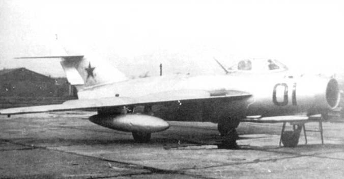МиГ17 ранней постройки с бортовым номером 01 красного цвета с черной - фото 14