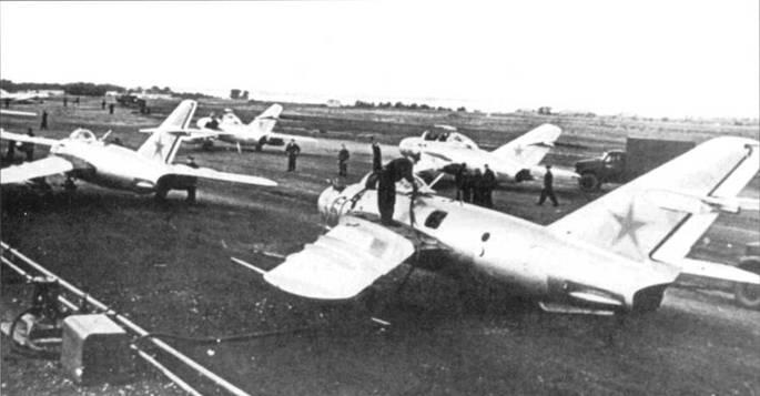 Подготовка к полету двух истребителей МиГ17 и двух спарок МиГ15УТИ На - фото 21