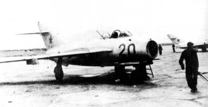 Два МиГ17 полка советской морской авиации Под крылом установлены пилоны для - фото 25