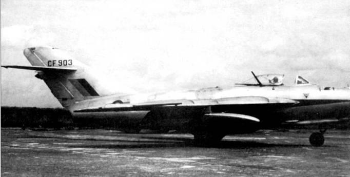 МиГ17 с бортовым номером CF 903 ВВС Шри Ланки На переплете фонаря кабины - фото 32