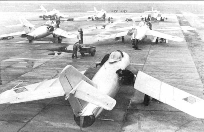Подготовка к полетам истребителей МиГ17Ф ВВС ГДР туманное осеннее утро На - фото 52