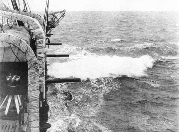 Крейсер торопится Чифу 1895 г На Адмирале Корнилове во время спуска - фото 86