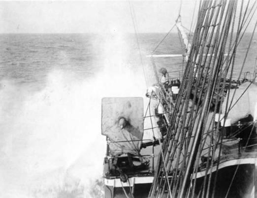На Адмирале Корнилове во время спуска шлюпки вверху и во время шторма - фото 88