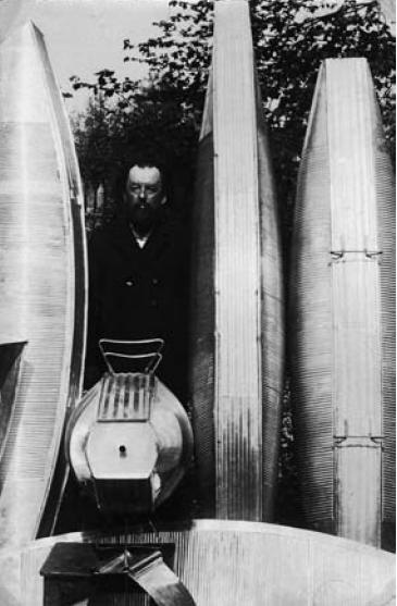 К Э Циолковский с моделями оболочки дирижабля собственной конструкции в саду - фото 19