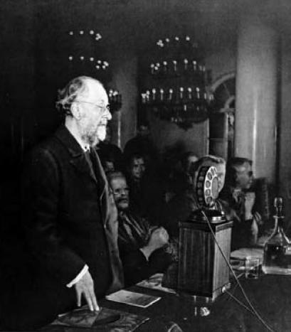 К Э Циолковский на торжественном заседании в Колонном зале посвящённом его - фото 31