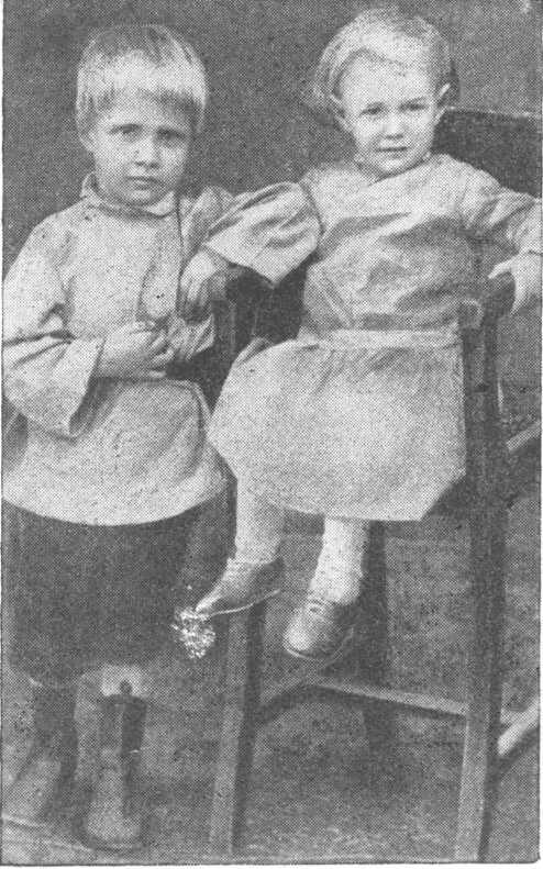 Михаил Васильевич Фрунзе в возрасте 4½ лет с сестрой Клавдией В гимназии - фото 5