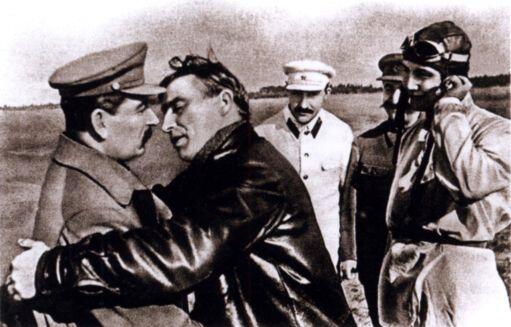 И В Сталин встречает экипаж В П Чкалова на Щелковском аэродроме Сталин - фото 8