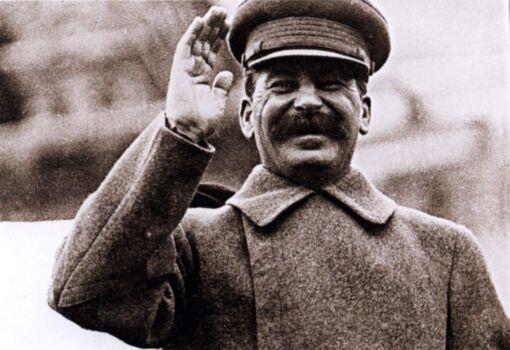 Сталин приветствует демонстрацию Москва 7 ноября 1932 г С дочерью - фото 9