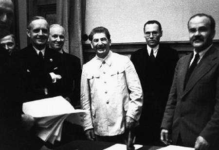 23 августа 1939 года подписан договор между СССР и Германией пакт Молотова - фото 8