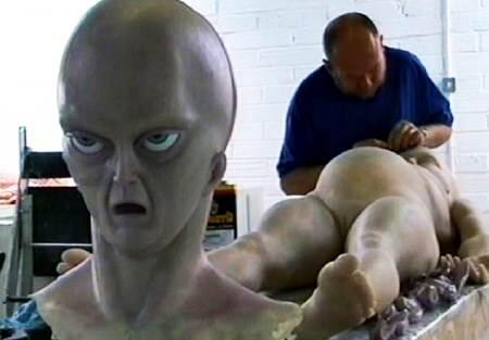 Джон Хэмфриваяет инопланетянина Кадры из нового секретного фильма Бабло - фото 74