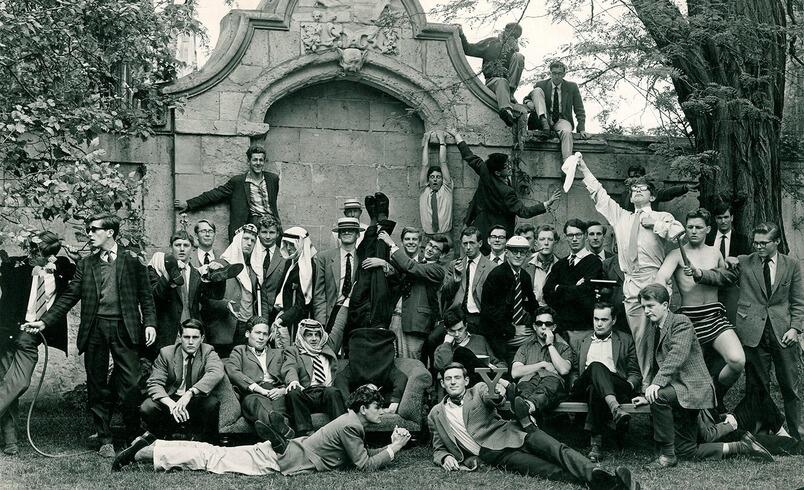 Члены Гребного клуба развлекаются Колледжи рассматривались в то время как loco - фото 21