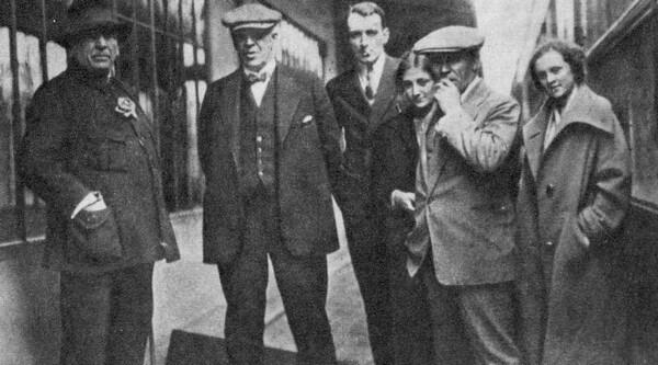 Гастроли МХАТ в Америке К С Станиславский в группе актеров на вокзале 1923 - фото 67