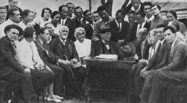 На фотографии 1936 года одна из таких встреч в Леонтьевском с артистами - фото 79