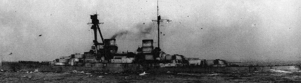 Линейные крейсера Дерфлингер вверху и Гинденбург - фото 169