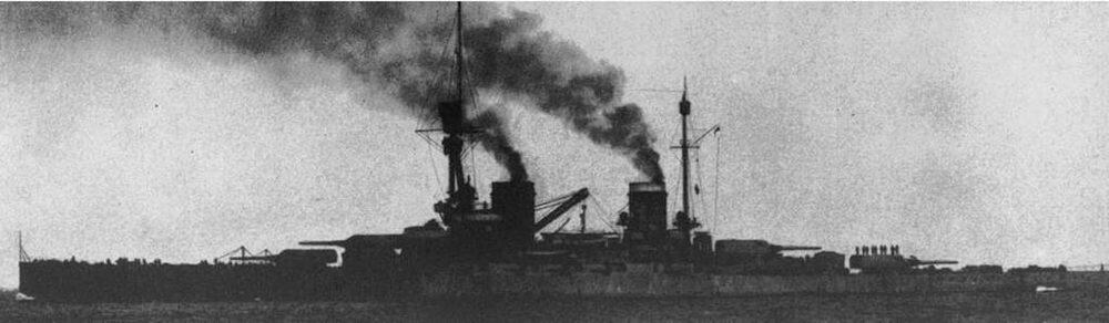 Линейные крейсера Дерфлингер вверху и Гинденбург На фото вверху - фото 170