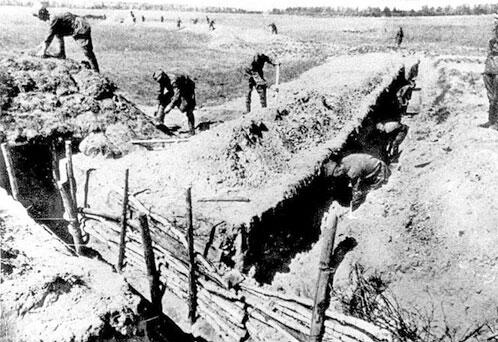 Советские солдаты роют окопы строят блиндажи на оборонительных рубежах - фото 4
