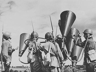 Расчет слухачей за работой 1942 Наблюдая за действиями вражеской авиации - фото 10