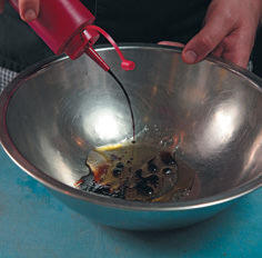 1 Приготовить соус В кастрюльку вылить мед затем оливковое масло и - фото 15