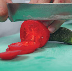 1 Огурцы и помидоры нарезать тонкими ломтиками листья салата промыть 2 - фото 34