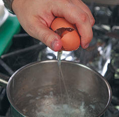 3 Приготовить яйцапашот В кипящую воду добавить немного соли и уксус при - фото 36