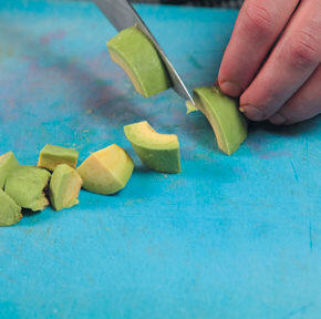 1 Авокадо очистить и нарезать крупными кубиками Рукколу и фризе промыть и - фото 40