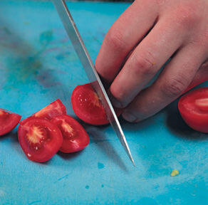 2 Бакинские помидоры разрезать каждый на 4 части Оливковое масло соединить с - фото 41