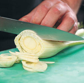 2 Фенхель промыть и нарезать тонкими ломтиками Смешать салат с редисом и - фото 61