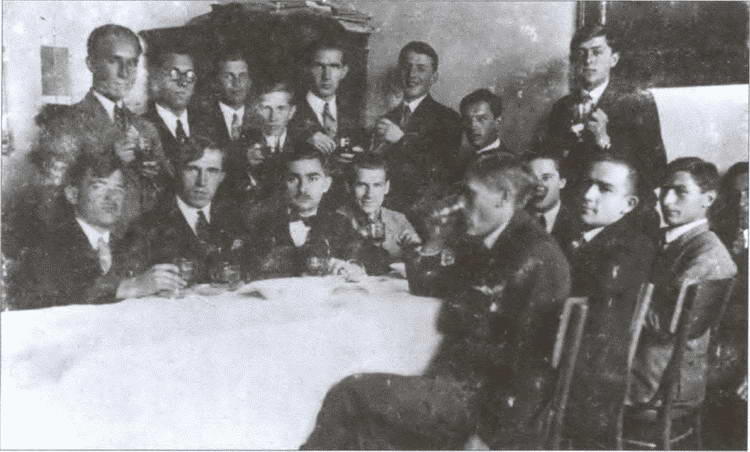 Бандера стоит четвертый слева среди соратников Снимок сделан 21 октября 1928 - фото 5