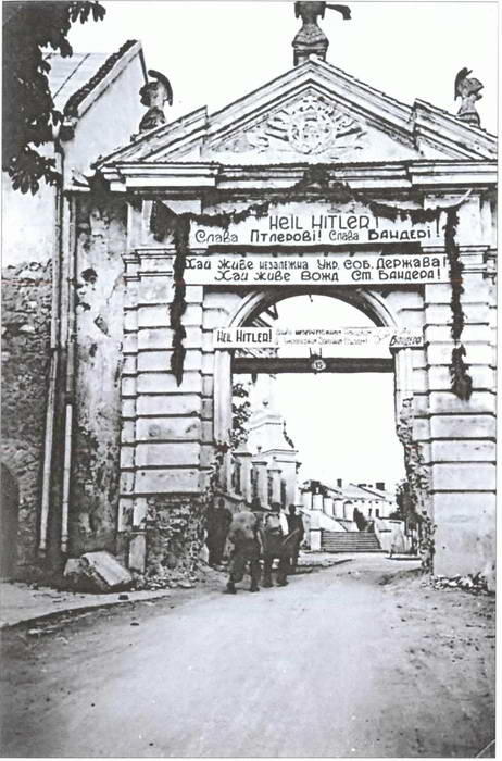 Приветствие от бандеровцев Гитлеру Еврейский погром Июль 1941 г - фото 13
