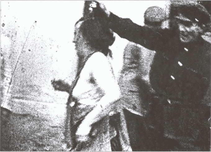 Еврейский погром во Львове Июль 1941 г Украинский националист издевается над - фото 15