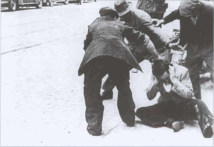 Еврейский погром во Львове Июль 1941 г Украинские националисты избивают еврея - фото 16