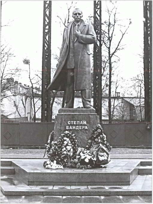 Памятник Степану Бандере во Львове - фото 27