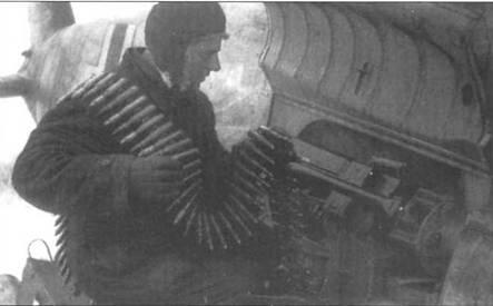 Оружейник 10PzSG 9 укладывает лепту из 125 снарядов в MG 15120 - фото 46