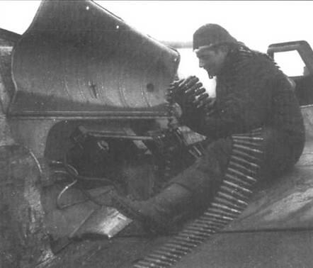Оружейник 10PzSG 9 укладывает лепту из 125 снарядов в MG 15120 - фото 47