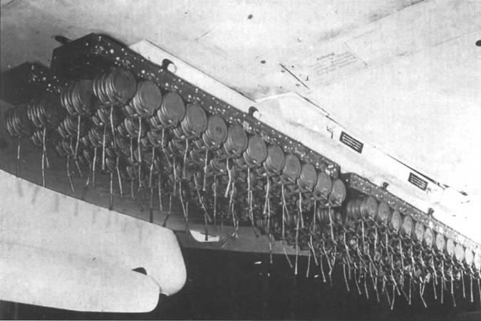 Две фотографии стандартной подвески 24 противопехотных бомб каждая массой по - фото 56
