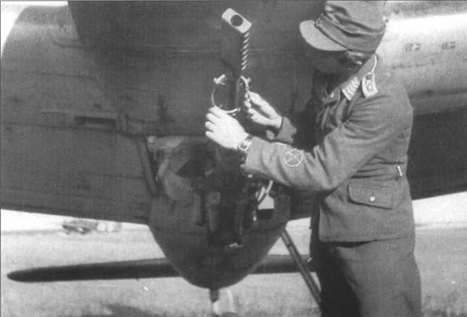 Обслуживание пушки МК 103 неизвестным оберфельдфебелем В руках нее узел - фото 66