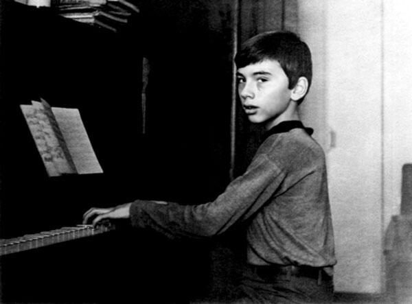 Дмитрий Хворостовский в возрасте 11 лет Другой талант России поэт Евгений - фото 1