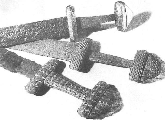 Резные рукоятки датских мечей Массивные детали рукоятей очевидно служили - фото 17