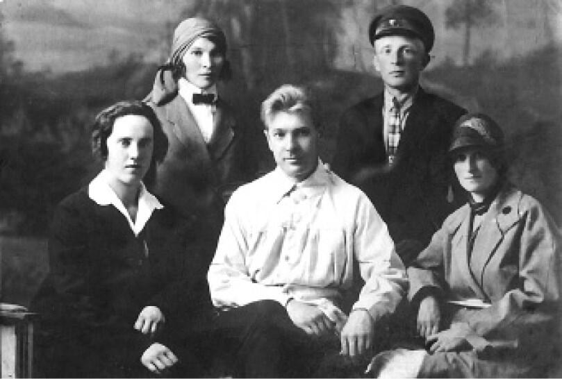 Семейное фото сер 1920х Давай закурим 1945 На даче 1960е - фото 388