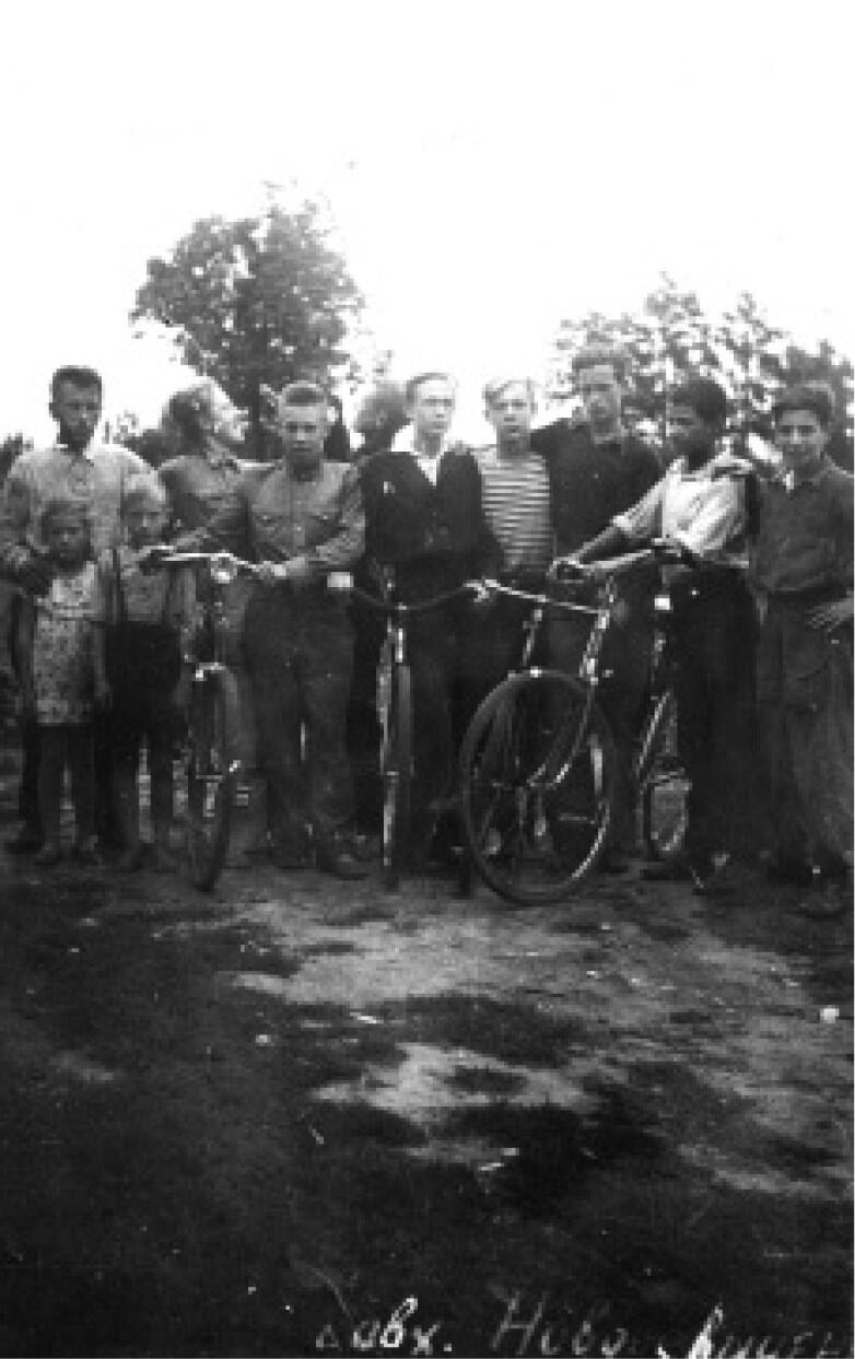 Сельские велосипедисты 1950е Купальщицы 1956 Фольклорный коллектив 1980е - фото 501