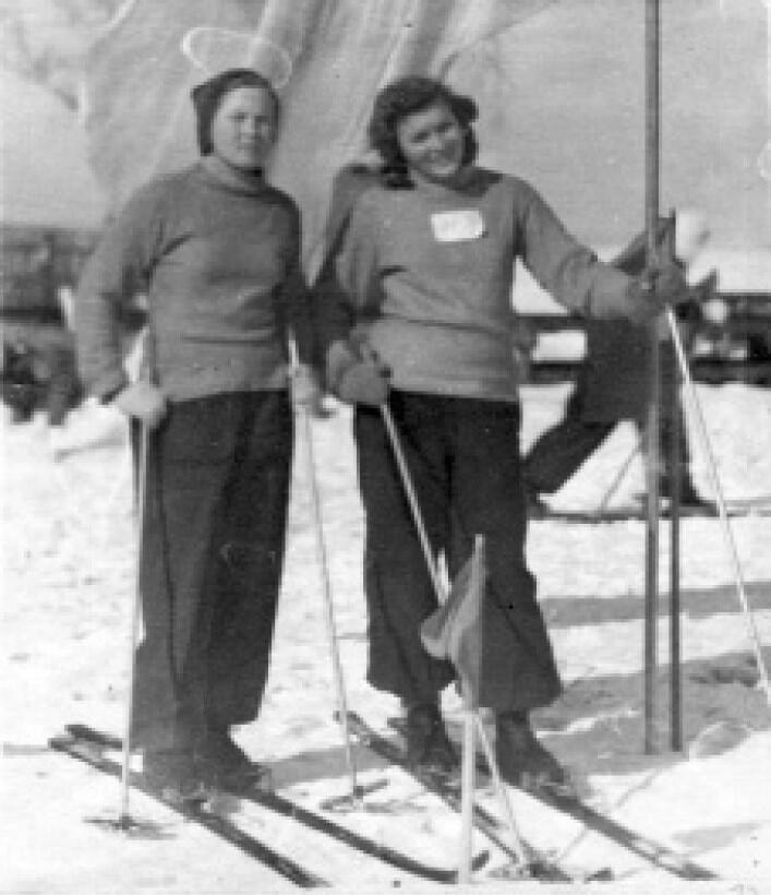 Лыжницы 1950е Конкурс художественной самодеятельности 1950е Туристический - фото 519