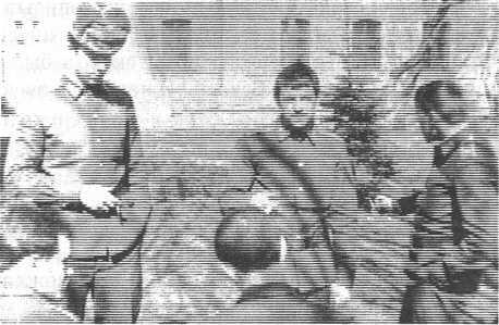 На перекуре в РКПУ весна 1978 г Бздынь Бздынь это кличка командира - фото 3