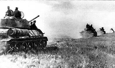 Советская танковая колонна следует на участок прорыва Военные действия на - фото 8