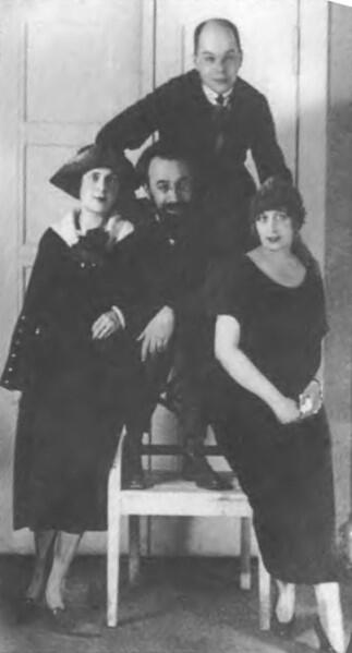 Берлин 1922 г Наверху кудрявый В Шкловский слева Эльза Триоле справа - фото 83