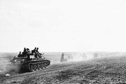 Советские танки на марше Военные действия на других театрах Второй мировой - фото 15