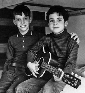 Со старшим братом Томом дома в южном Чикаго около 1970 года Я с гитарой - фото 4