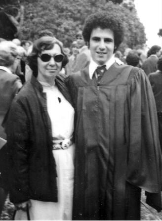С мамой на выпускном в 1981 году Теперь вы понимаете почему в колледже меня - фото 5