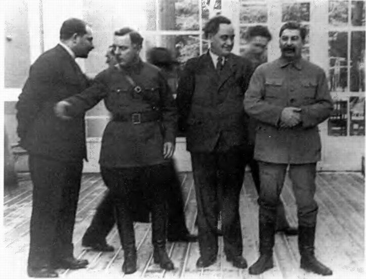 ИВ Сталин с соратниками на даче 1939 г Публ по Городецкий Г Роковой - фото 2