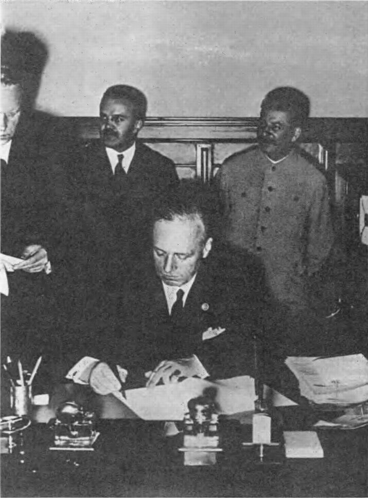 И Риббентроп подписывает в ночь с 23 на 24 августа 1939 г Договор о - фото 4